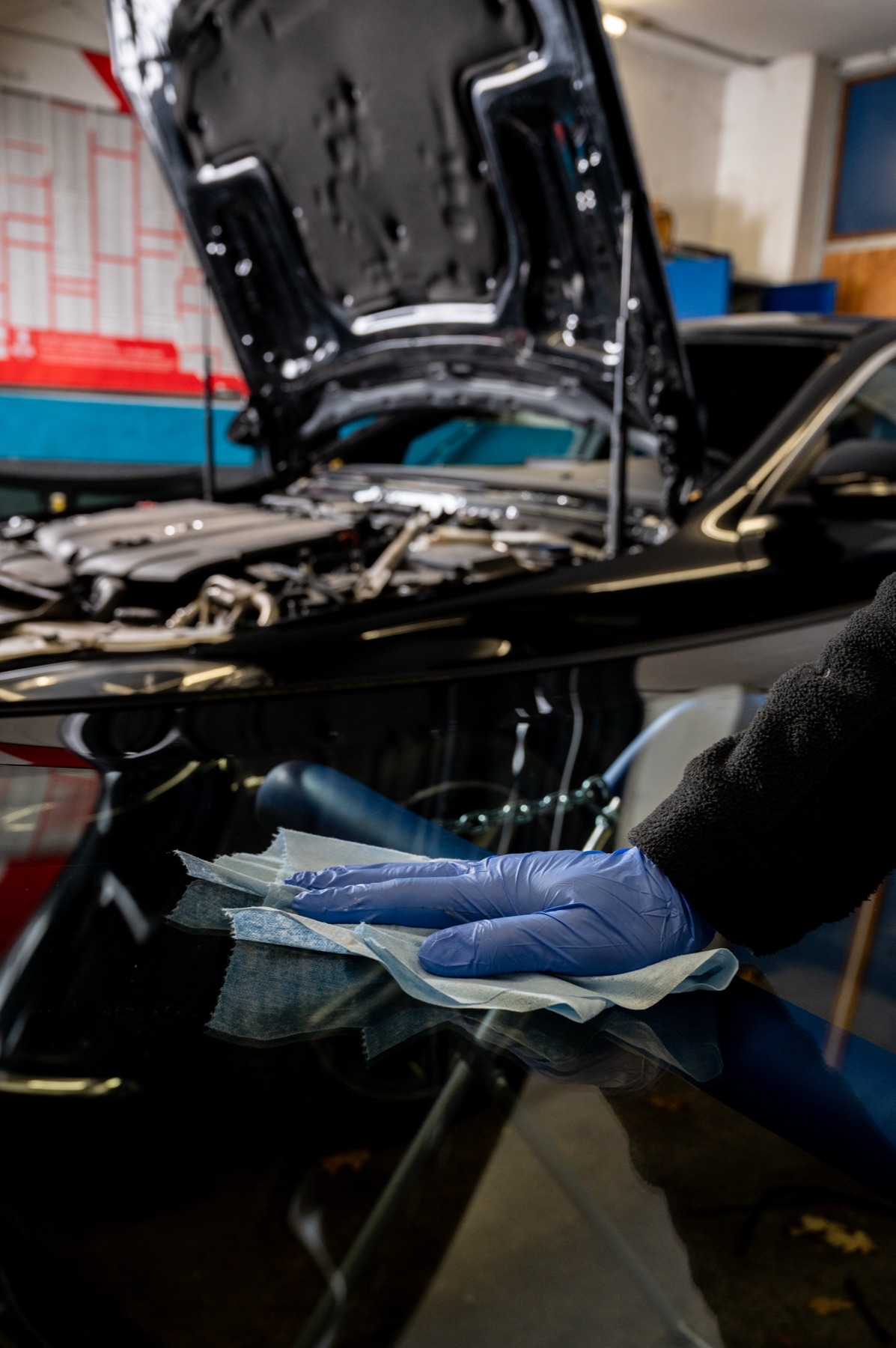 In der Werkstatt von KFZ Duran: Arbeit an einer neuen Windschutzscheibe